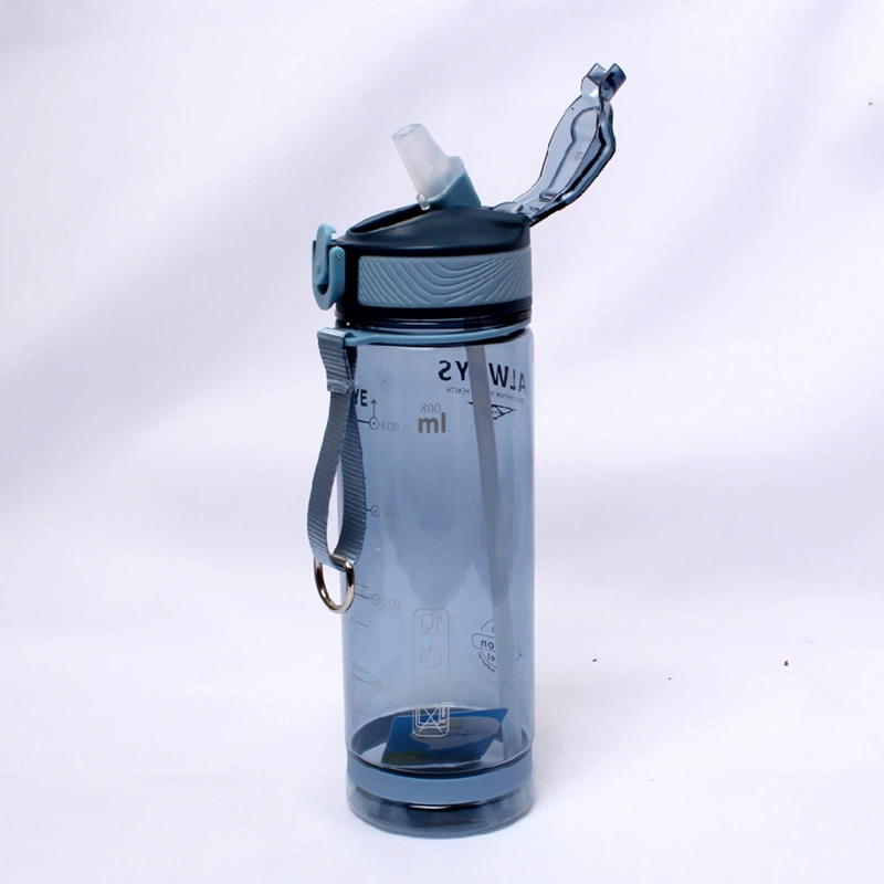 Спортивная бутылка для воды, пластиковая фляга 800 мл с крышкой-слейф и плечевым ремешком, 25 см