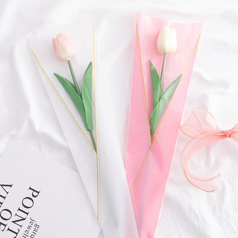 Bolsa de ramo de rosas con hilo dorado mate, bolsa transparente impermeable OPP, suministros para floristería, para el Día de San Valentín chino, con diseño de triángulo dorado y flor individual.