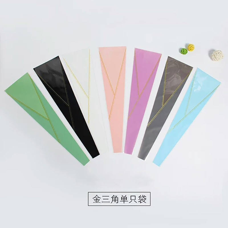 Bolsa de ramo de rosas con hilo dorado mate, bolsa transparente impermeable OPP, suministros para floristería, para el Día de San Valentín chino, con diseño de triángulo dorado y flor individual.