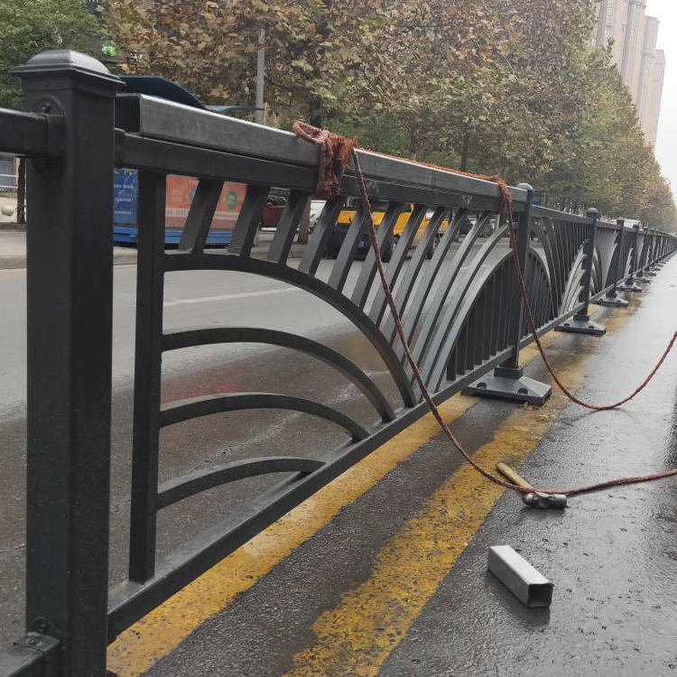 都市安全隔離柵衝突防止亜鉛メッキ管ガードレール市政フェンス道路フェンス|undefined