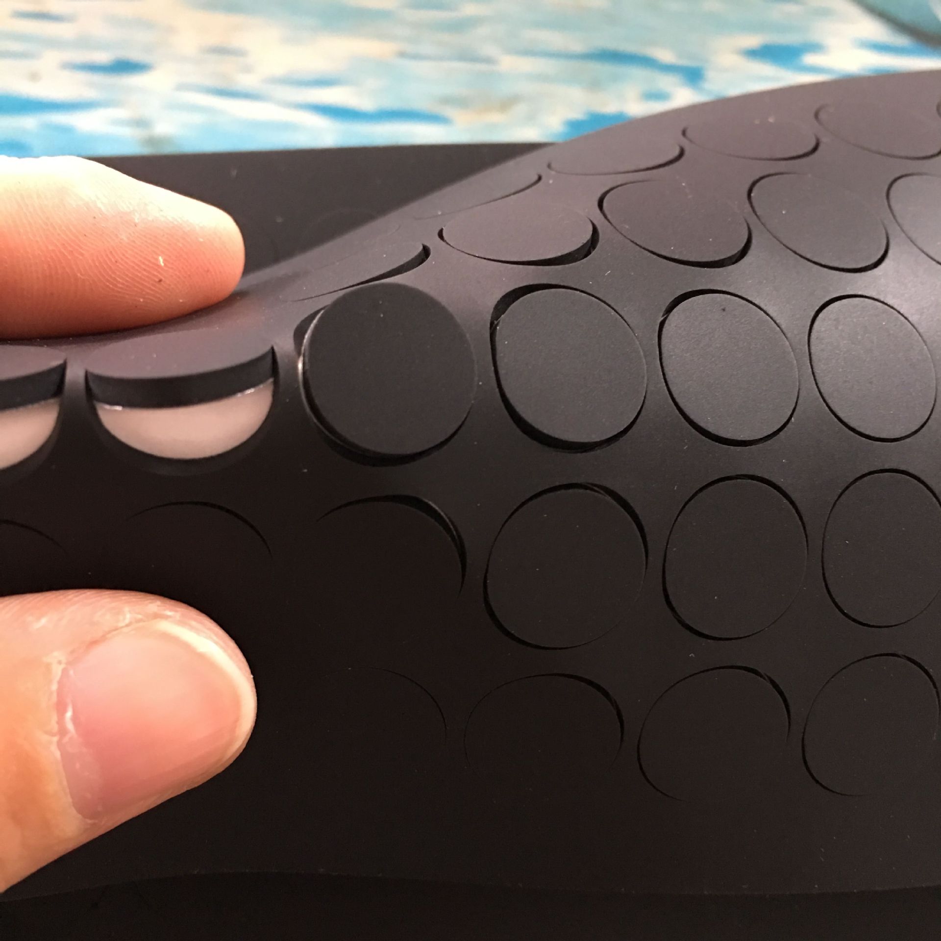 亚面黑色硅胶脚垫 自粘硅胶防滑垫片 光面白色防震硅胶垫 可定