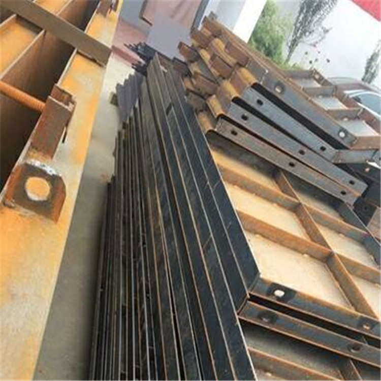 赫润供应现浇防撞墙模具 防撞墙钢模具 水泥防撞墙模具