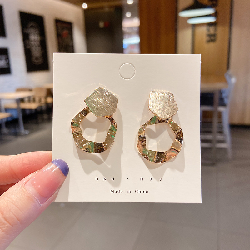 Pendientes exagerados retro estilo ins Pendientes coreanos de estilo caliente para mujer Pendientes nuevos de estilo frío estilo coreano para mujer Pendientes europeos y americanos