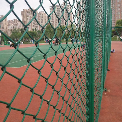 球场围栏网结构，实用，价格中等偏低，适合大面积采用浸塑工艺