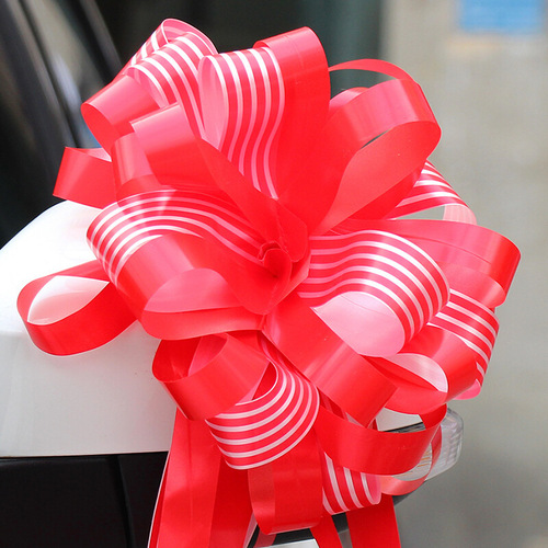 Wedding decoration materials, including wedding arches with butterflies, hand-tied flowers, room decorations for the wedding, car decorations, ribbons, and silk ribbons.