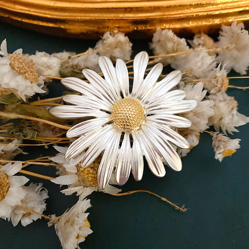 Qingdao al por mayor nuevo retro francés Mori Margarita flor broche exquisito simple elegante temperamento pin ramillete