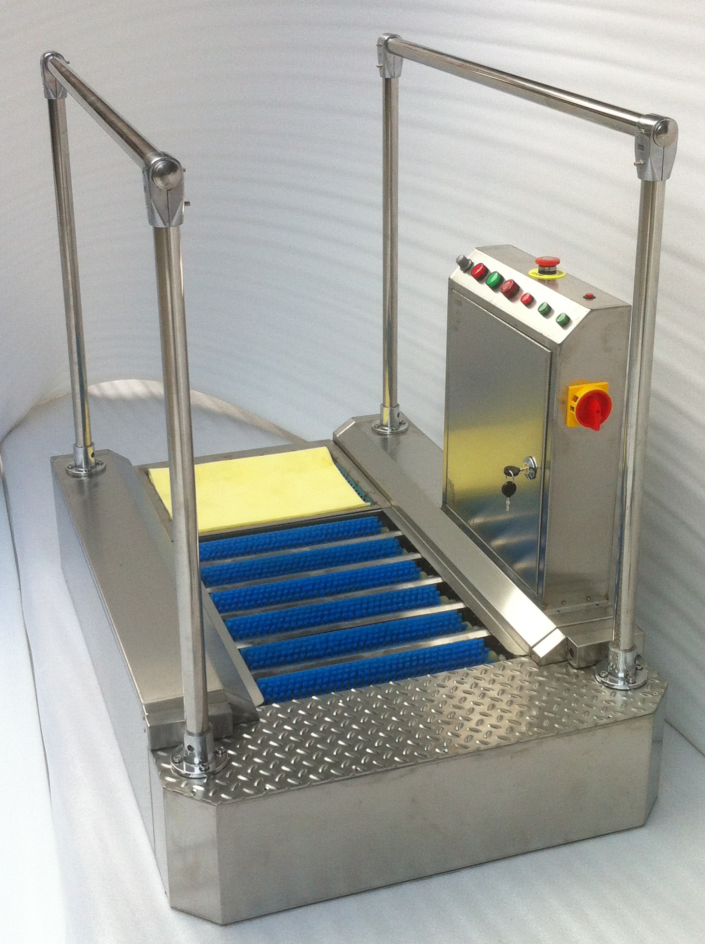 平行式鞋底清洁机,无尘式鞋底清洁机,食品厂鞋底清洁及消毒