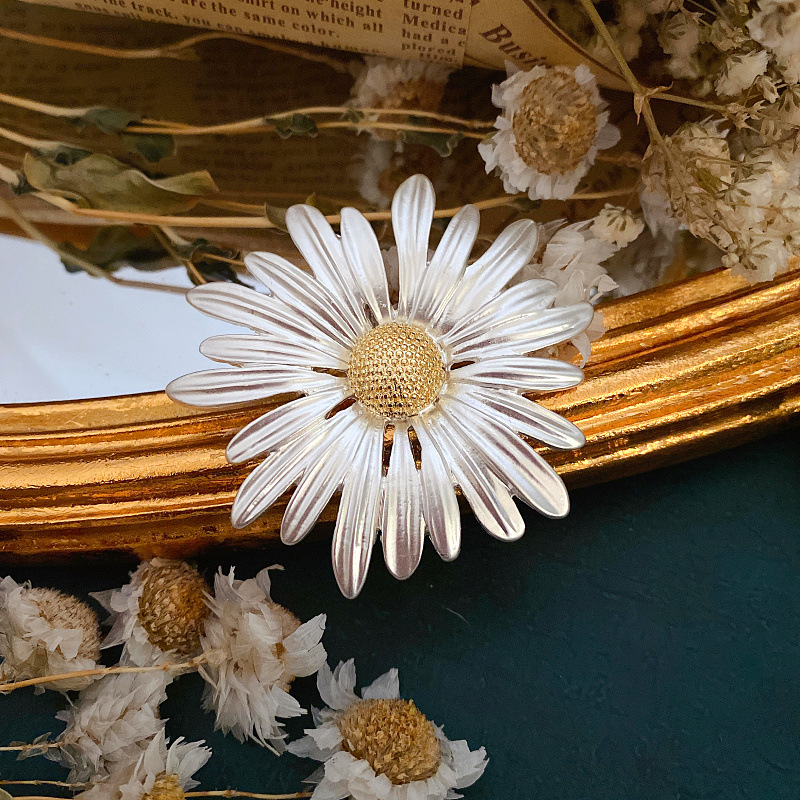 Qingdao al por mayor nuevo retro francés Mori Margarita flor broche exquisito simple elegante temperamento pin ramillete