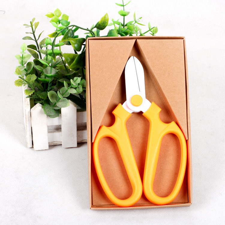 花屋の材料の花の花束を包装して手作りのdiyバラの花を刺します。