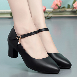 �A�^����Ь��Ьܛ���и��ָ�һ�ֿ�ŮЬ�����������ģ������ƤЬ