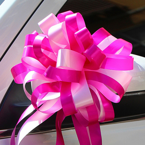 Wedding decoration materials, including wedding arches with butterflies, hand-tied flowers, room decorations for the wedding, car decorations, ribbons, and silk ribbons.