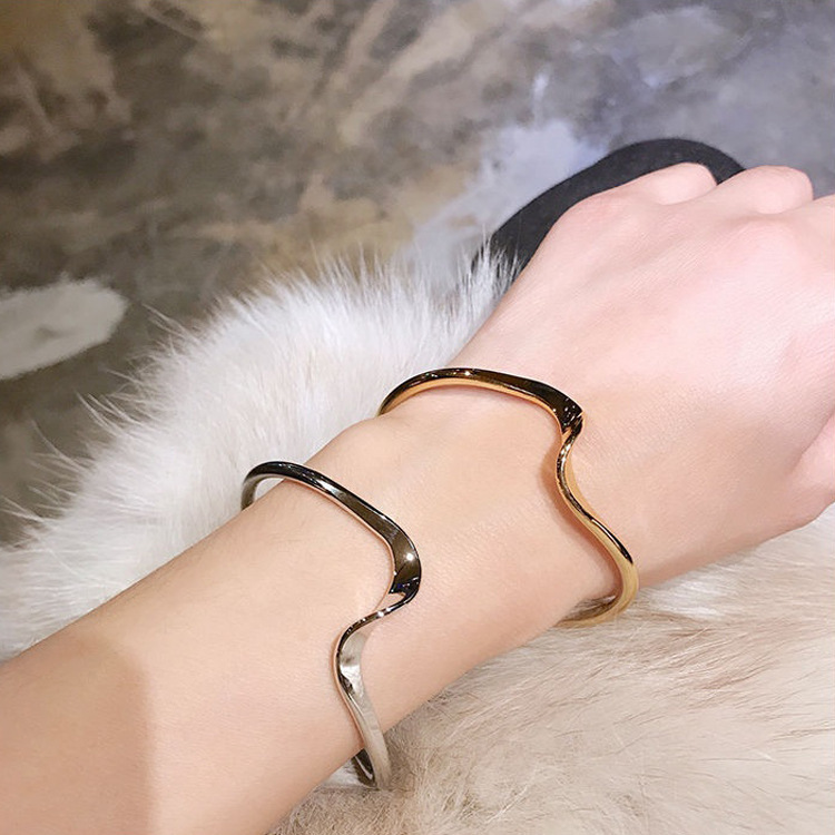 Cold Wind Ripple Bracelet Japanese and Korean Niche Temperament All-match Female Design Sense Wave Open Hand Jewelry Simple Bracelet