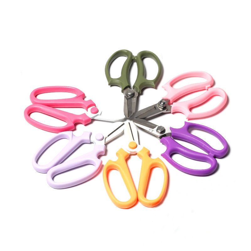 花屋の材料の花の花束を包装して手作りのdiyバラの花を刺します。