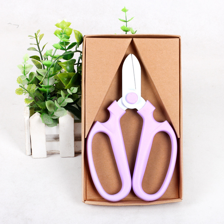 花屋の材料の花の花束を包装して手作りのdiyバラの花を刺します。