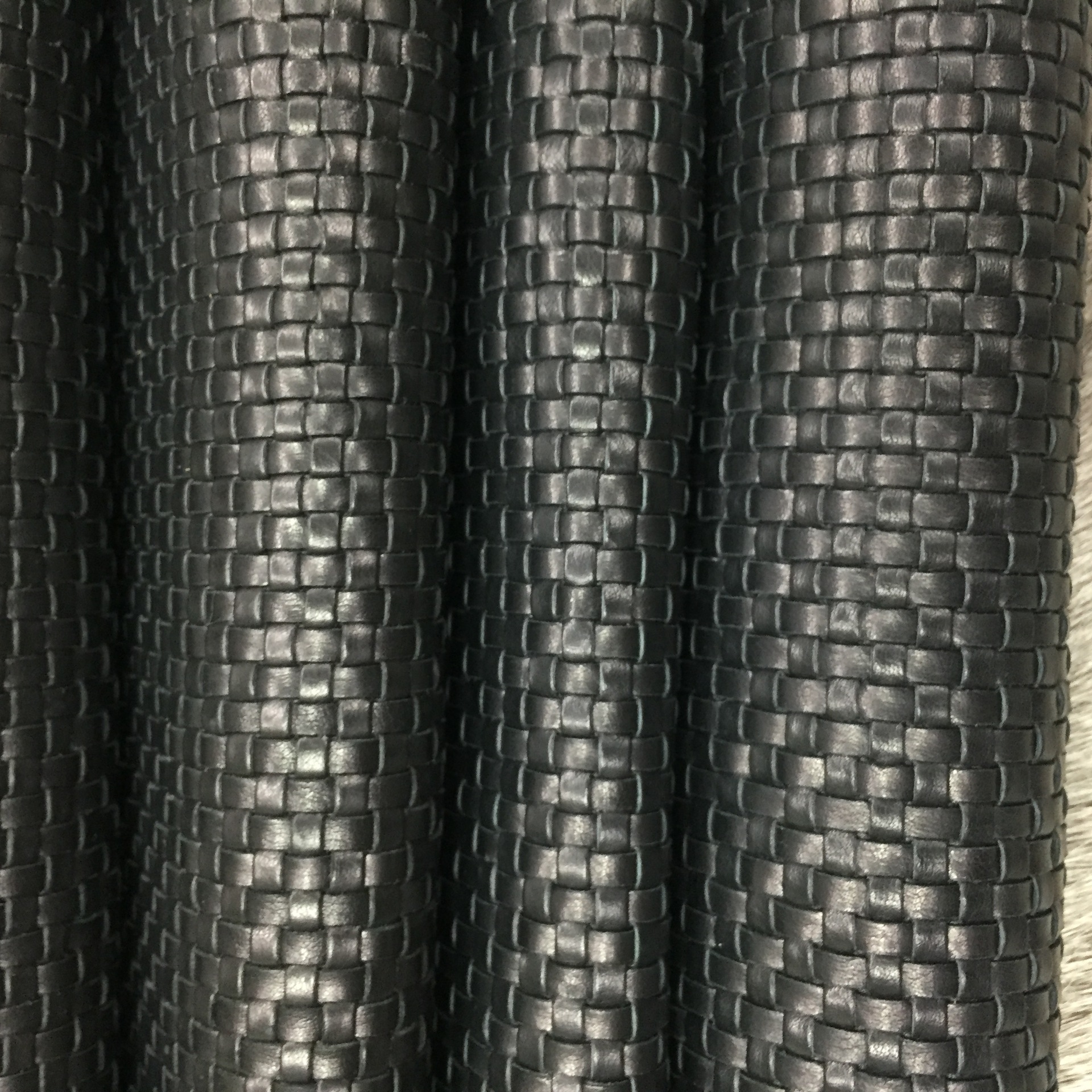 进口水牛皮编织胎牛皮真皮皮革面料厂价直销