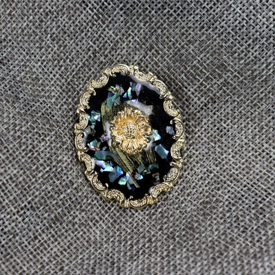 European Palace Retro Photo Frame Abalone Shell Sunflower Oil Painting Style Embossed Enamel Oil Drop Brooch Corsage for Women (Yaxa sancaqları)