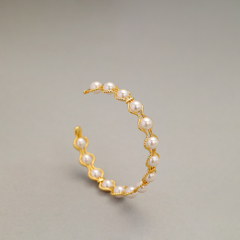 Beautiful and Elegant 18K Imitation Pearl Bracelet with a Minimalist and Luxurious Style, Open Design for Women