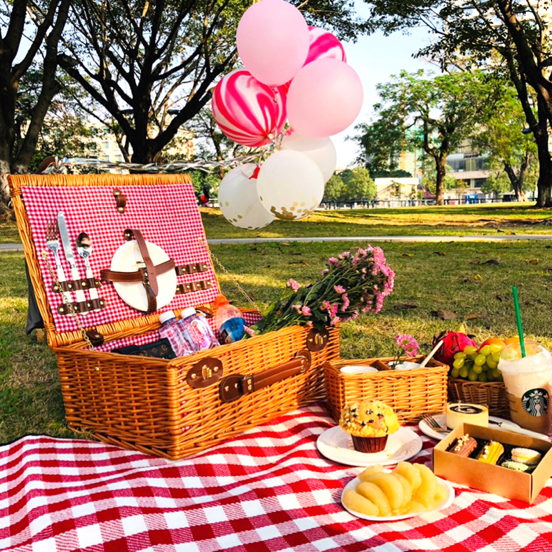 Comercio exterior al por mayor mimbre de mimbre portátil cesta de picnic con tapa cesta de regalo cesta de almacenamiento