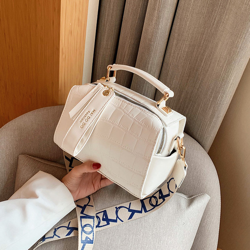 包包小众设计2024新款潮韩版高级质感宽肩带手提斜挎包时尚枕头包