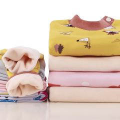 子供用保温スーツの赤ちゃんとベルベットは秋冬の新しい秋服の女の子の赤ちゃんの下着セットの子供服を厚くした