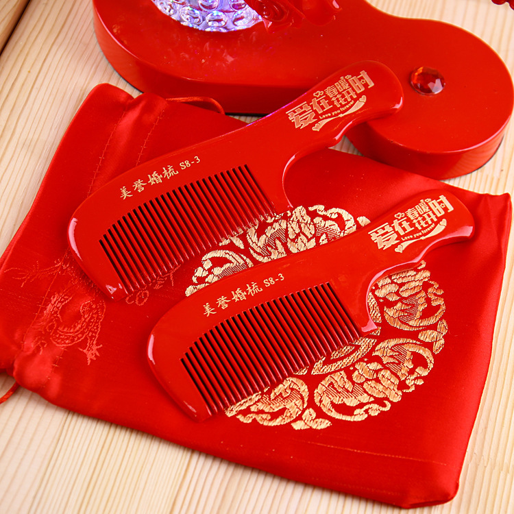 Wedding supplies red wooden comb a pair of Mandarin duck dragon and phoenix comb bride dowry props creative wedding comb
