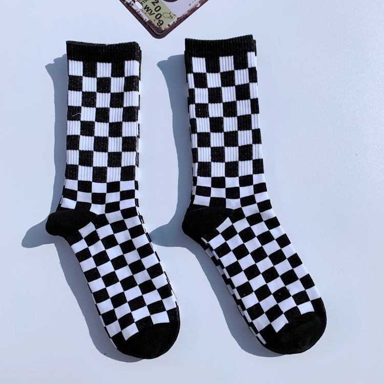 Calcetines de cuadros de tablero de la calle de la moda de los hombres calcetines de la marca de moda europea y americana calcetines de mediados de becerro estilo universitario Plaid algodón Skateboard calcetines deportivos al por mayor