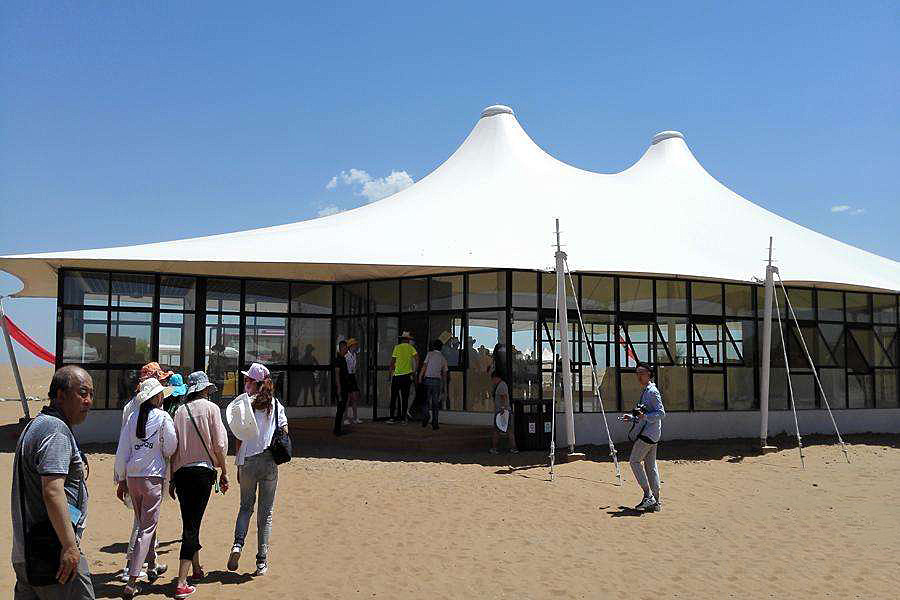 Tienda de pico único hotel al aire libre escénico pendiente techo carpa de lujo salvaje polígono campamento Hotel tienda de lujo salvaje fabricante