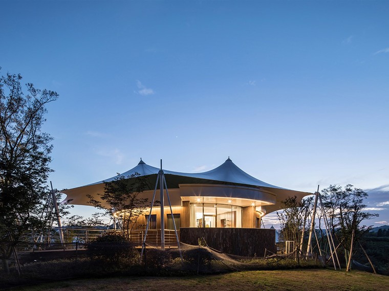 Tienda de pico único hotel al aire libre escénico pendiente techo carpa de lujo salvaje polígono campamento Hotel tienda de lujo salvaje fabricante