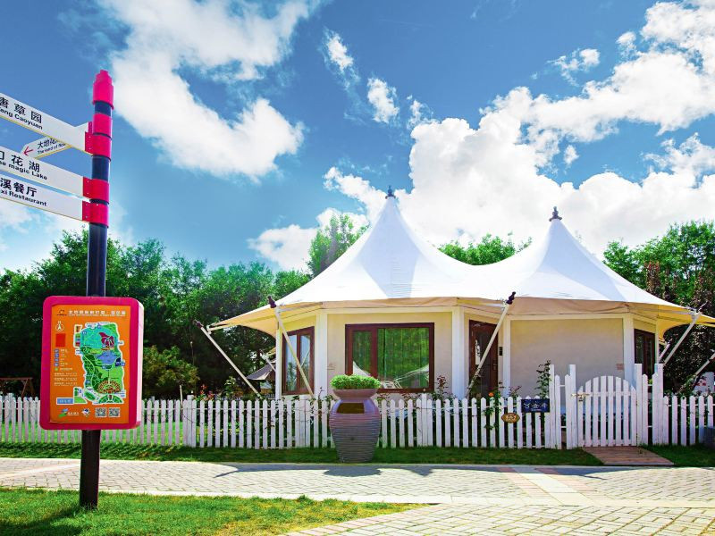 Tienda de pico único hotel al aire libre escénico pendiente techo carpa de lujo salvaje polígono campamento Hotel tienda de lujo salvaje fabricante