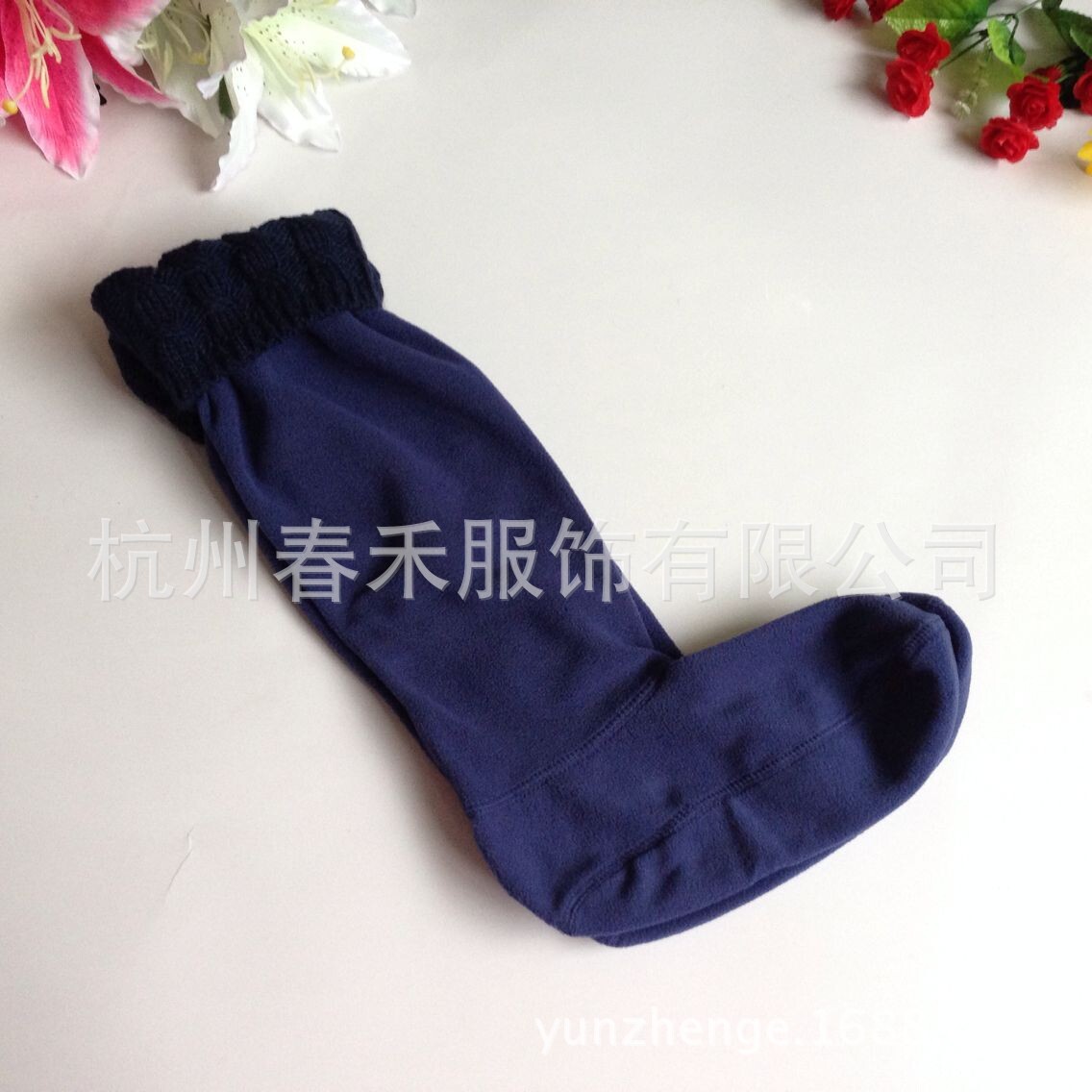 네이비 블루 니트 가장자리