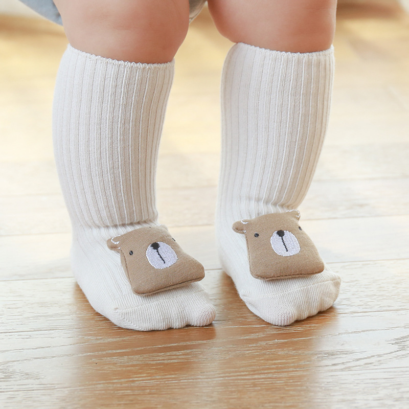 Calcetines coreanos para niños, con muñeco bordado, antideslizantes y dispensables para bebé otoño