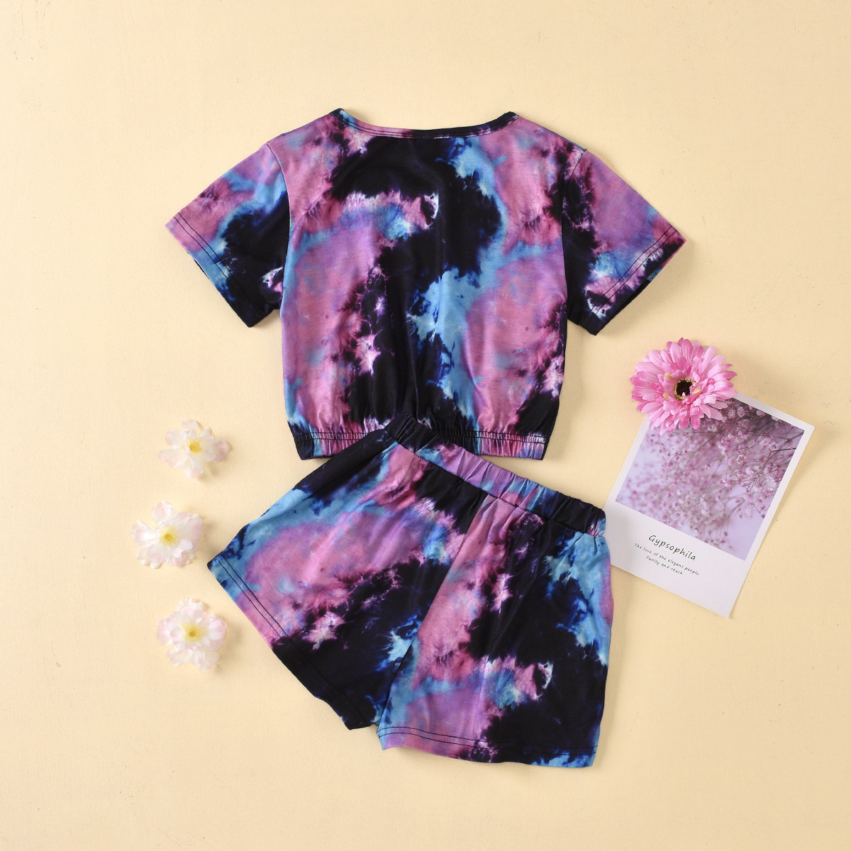 Kinder-Set mit Rundhalsausschnitt, kurzen Ärmeln, Batikmuster, geschrumpftem Oberteil und gerippten Shorts_voghion.com