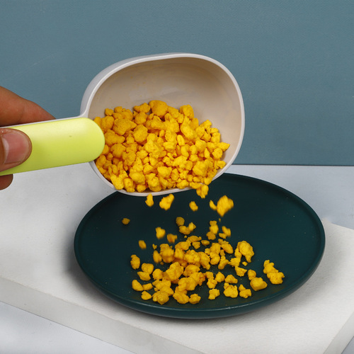 Color matching plastic pet food spoon with clip handle pet supplies pet dog food thickened dog food spoon wholesale