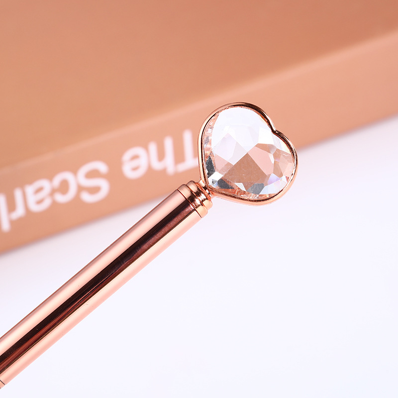 Fábrica en forma de corazón pluma de diamante de alto grado metal bolígrafo cristal pluma amor diamante aceite pluma bolígrafo letras