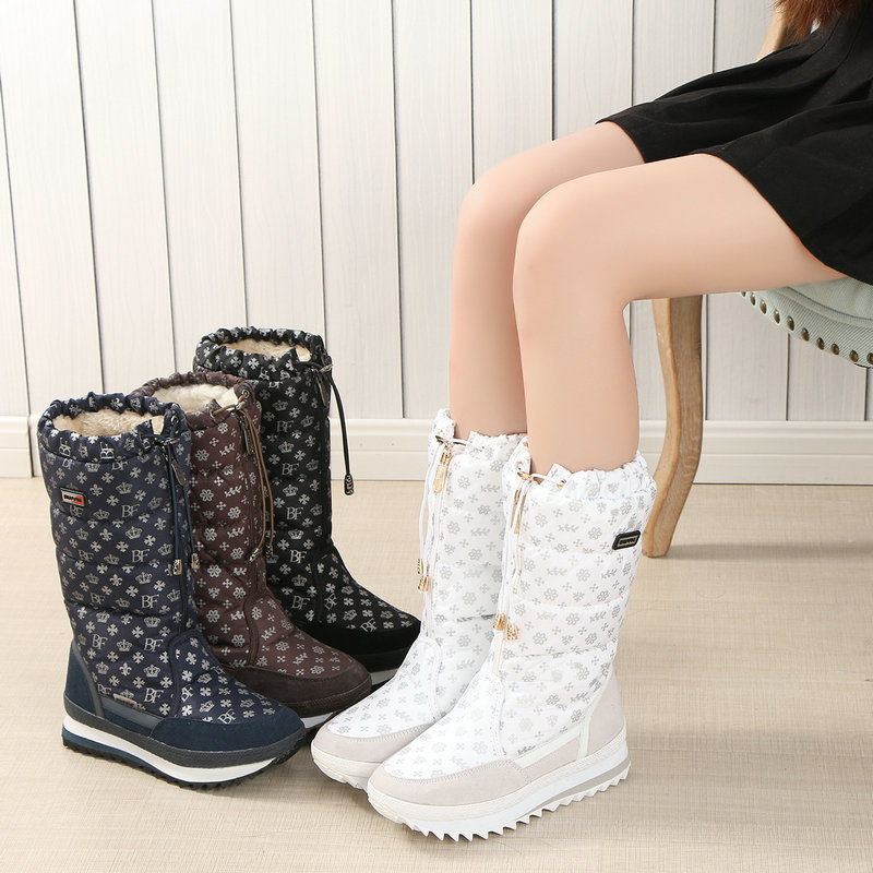 Nuevas botas altas transfronterizas europeas y americanas con copos de nieve de nueve colores, botas de nieve planas de piel gruesa de una pieza para mujer