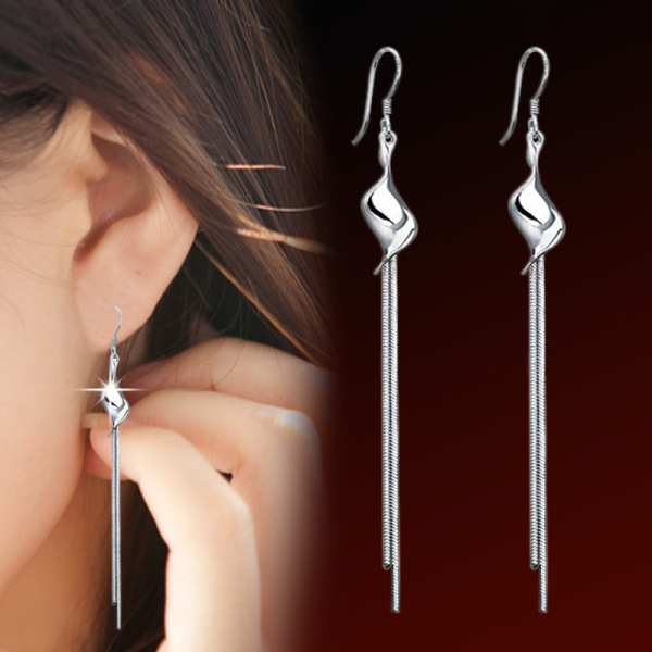 Elegant geometric earrings with tassels