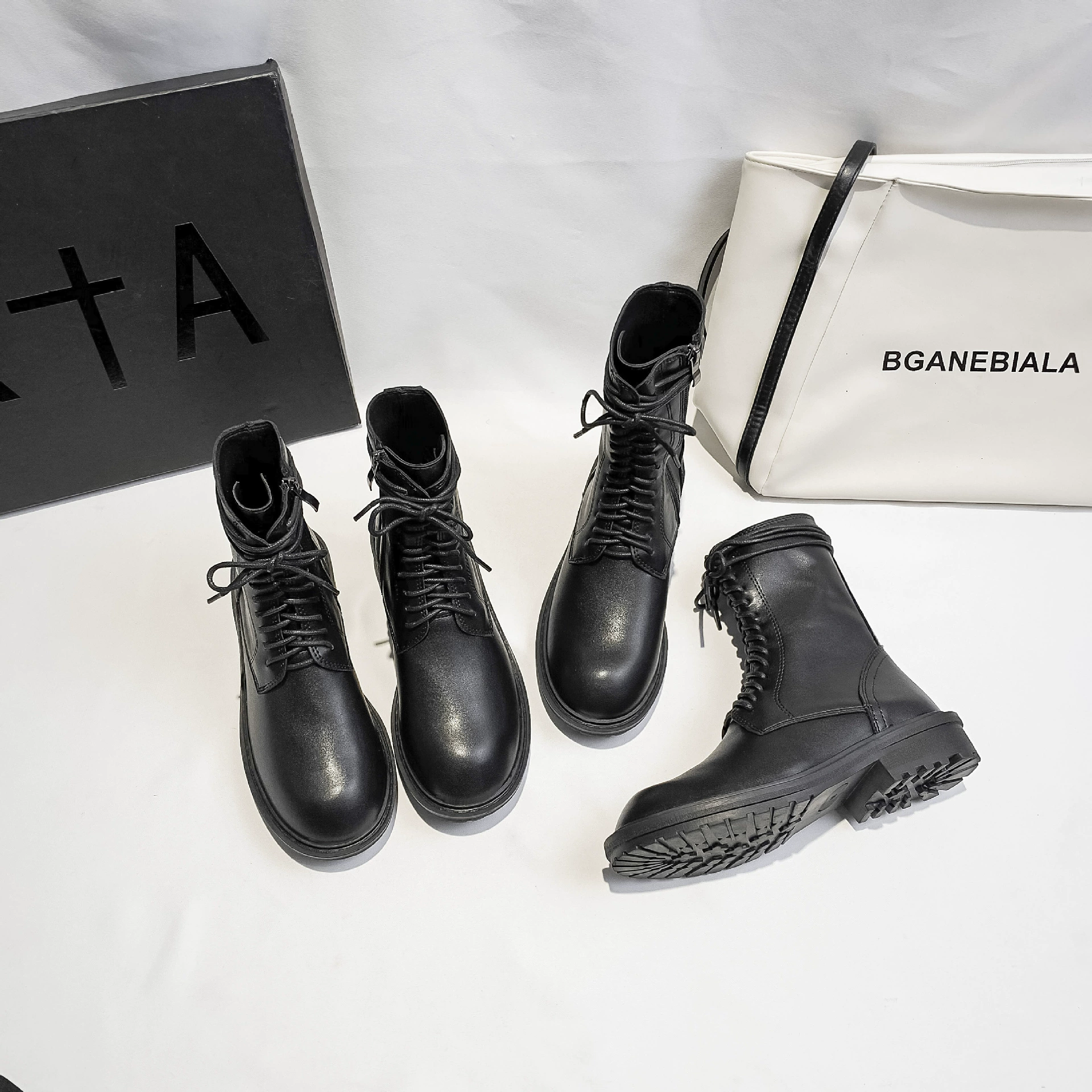 Женские ботинки Qiangshengda Martin, модные модели в британском стиле весны и лета 2024 года: дышащие мотоциклетные короткие ботинки на низком каблуке с круглым носком.