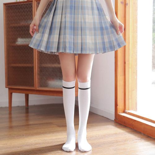 Japanese-style knee-high sock trend: Japan-Korea-inspired JK calf socks & tall stockings—autumn/winter collection, featuring solid-color mid-calf and high-cut styles for women.