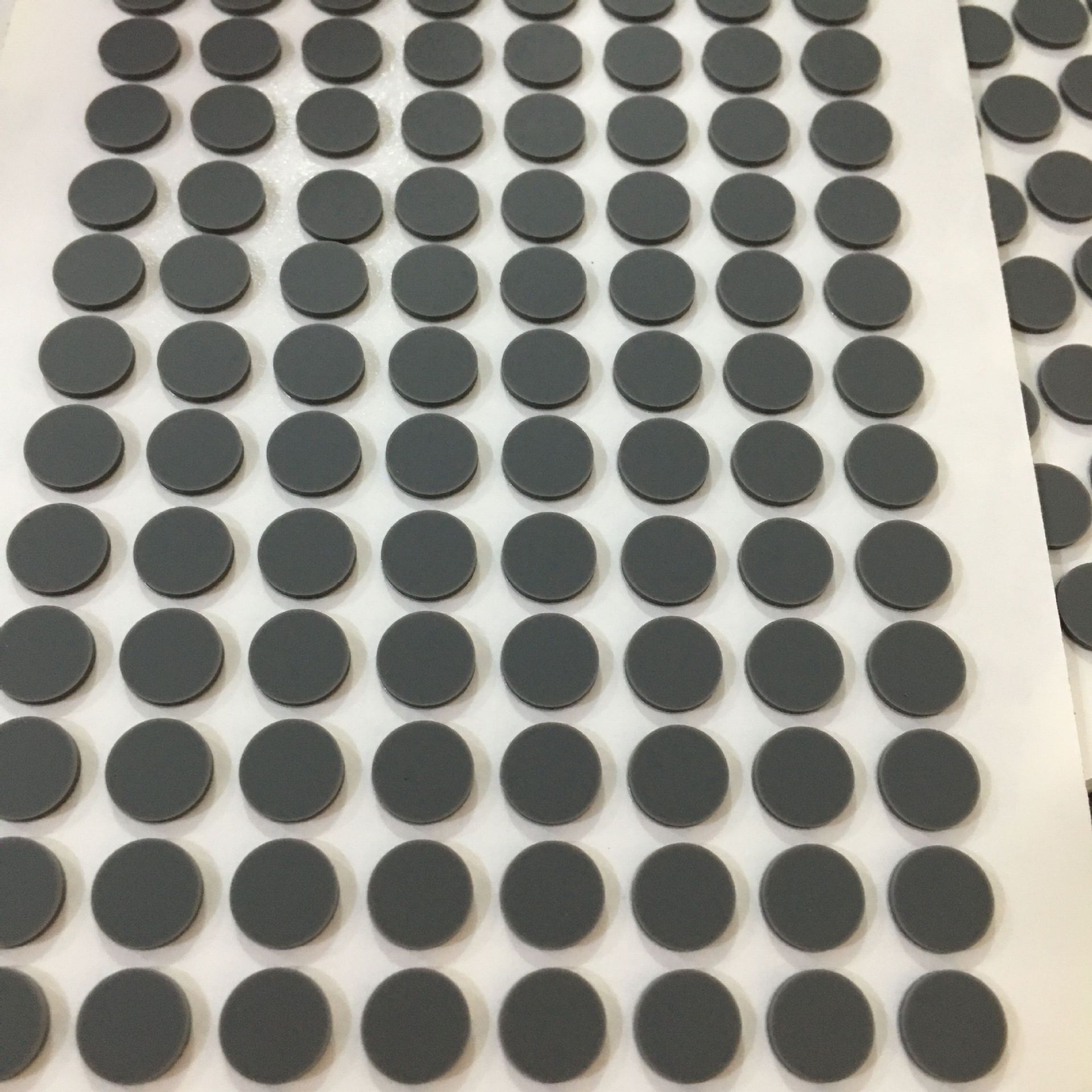 自粘方形硅胶垫 灰色圆形防滑垫片 耐摩擦防刮花脚垫 小圆形规格