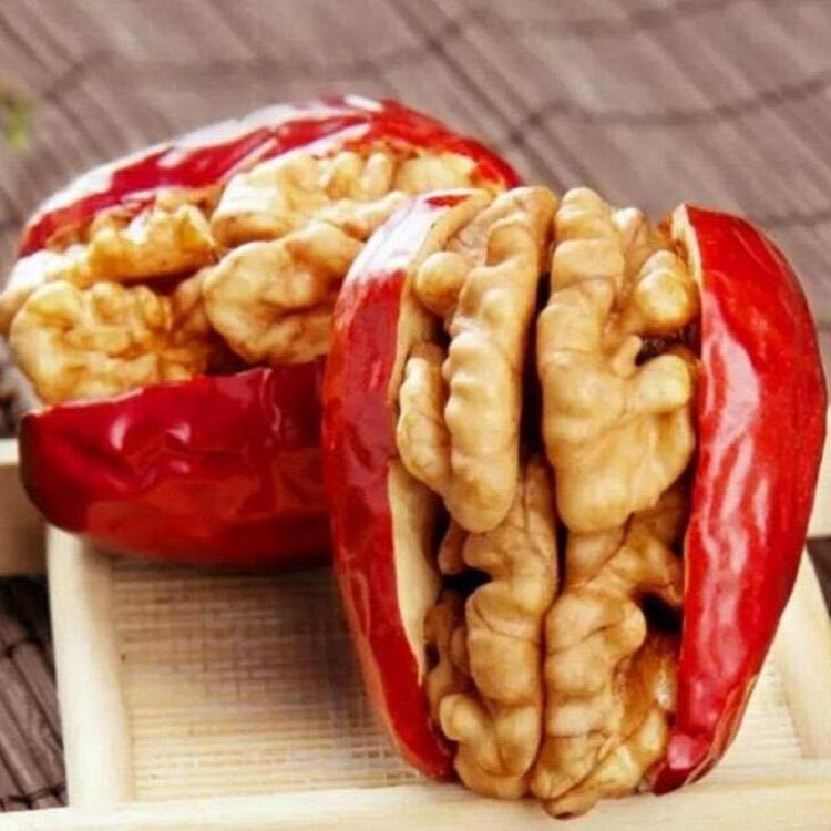 Dropshipping Xinjiang specialty red dates stuffed with walnuts Hetian large dates with walnut kernels 500g snack dates with walnuts