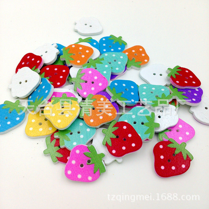 Botón en forma de fresa hebilla de madera de color accesorios de ropa para niños hebilla de dibujos animados material de bricolaje 50 paquetes