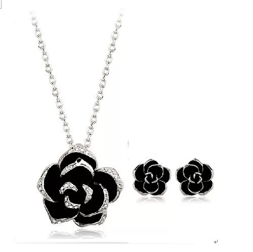 Каменная инlay? каменная инlay in Russian is каменная инlay? We should translate properly: "Stone inlay, black mountain tea, necklace and earrings, set"