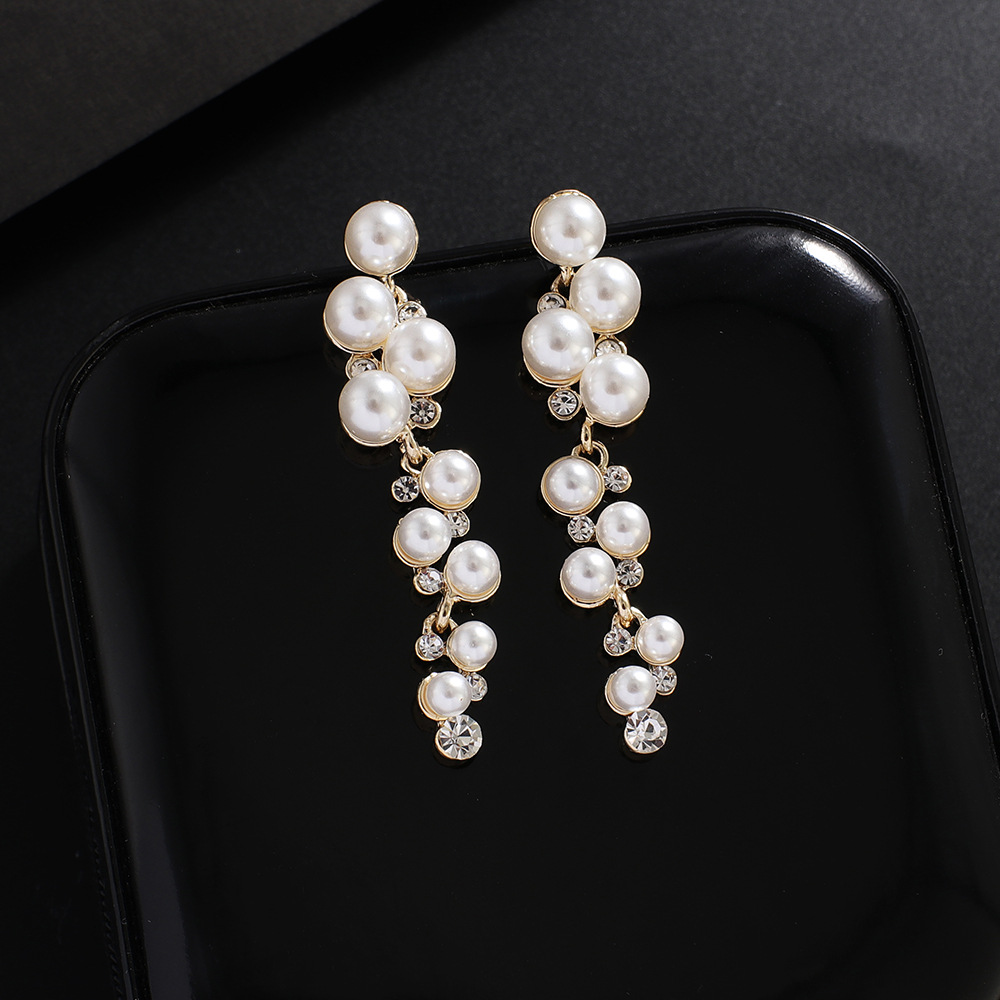elegant fashionable earrings with tassels from pearl
