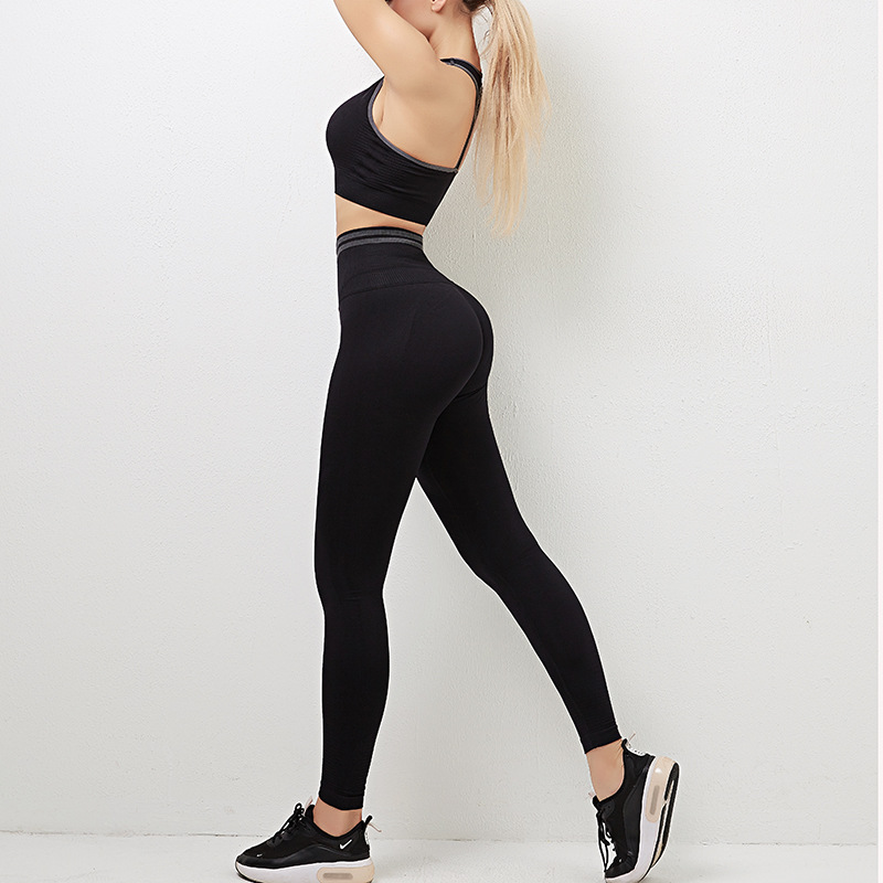 Conjunto de yoga y fitness sin costuras, cuidadosamente seleccionado, para mujer, con sujetador deportivo para correr y pantalones de yoga ajustados que realzan la cadera.