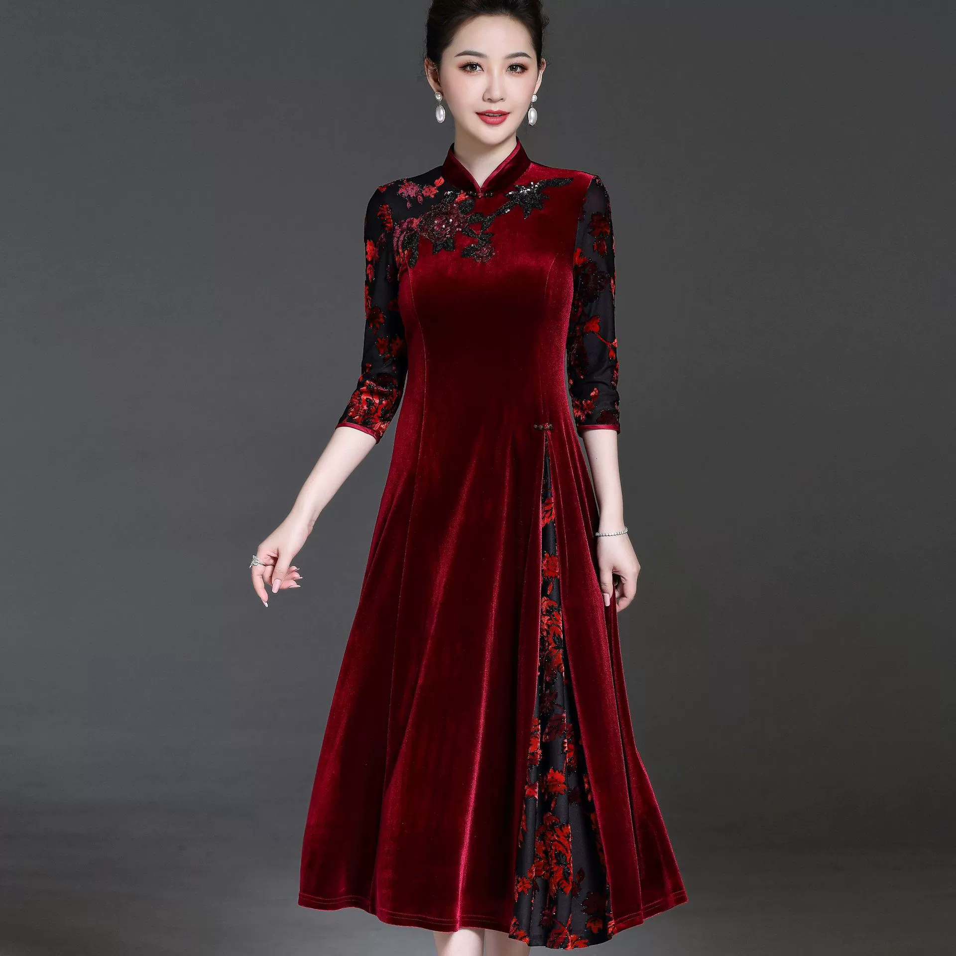 Платье из золотого бархата с вышивкой среднего и пожилого возраста