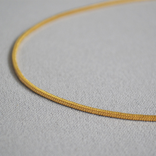 The blogger's Instagram-style square snake bone chain with smooth curved beauty, minimalist and versatile, personalized short pendant necklace for women.