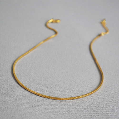 The blogger's Instagram-style square snake bone chain with smooth curved beauty, minimalist and versatile, personalized short pendant necklace for women.