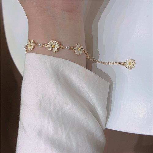 Japanese-Korean minimalist sunflower bracelet for women—wholesale, featuring tiny daisies; simple Instagram-style accessories, same design as online influencers—direct from the manufacturer.