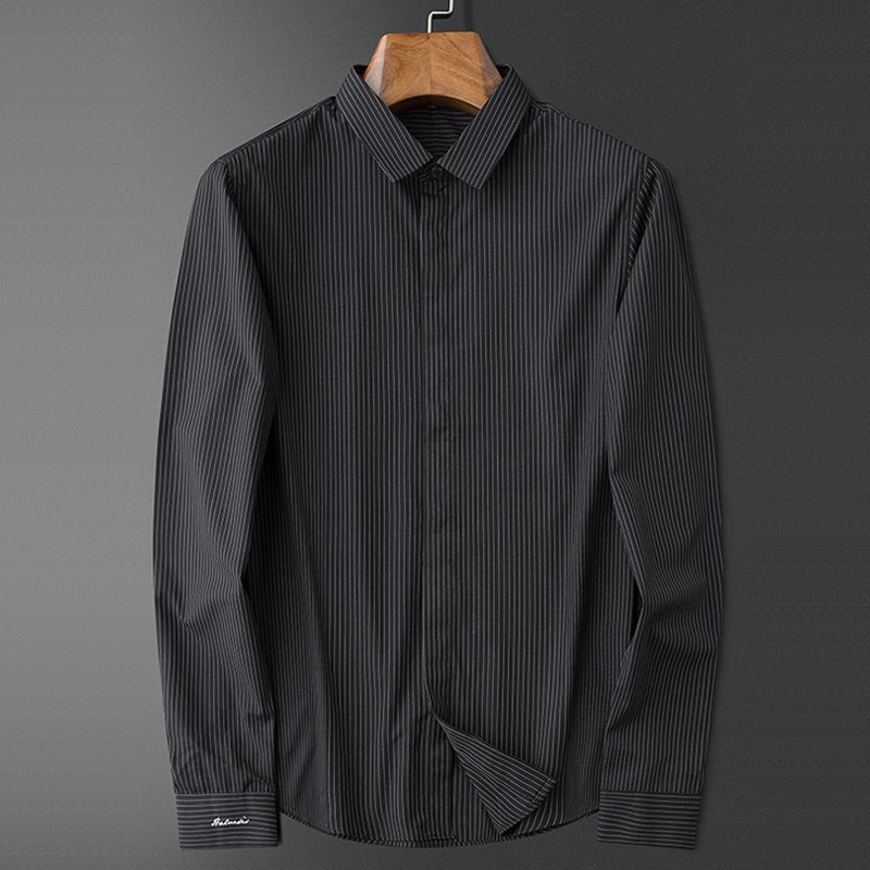 Affari leggeri a maniche lunghe, sensazione di fascia alta, abbottonatura scura, bella camicia a righe, casual professionale da uomo, pollici_voghion.com