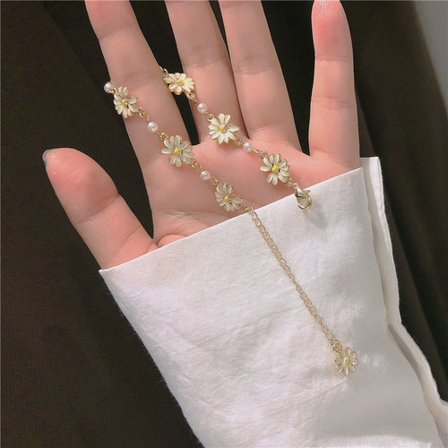 Japanese-Korean minimalist sunflower bracelet for women—wholesale, featuring tiny daisies; simple Instagram-style accessories, same design as online influencers—direct from the manufacturer.